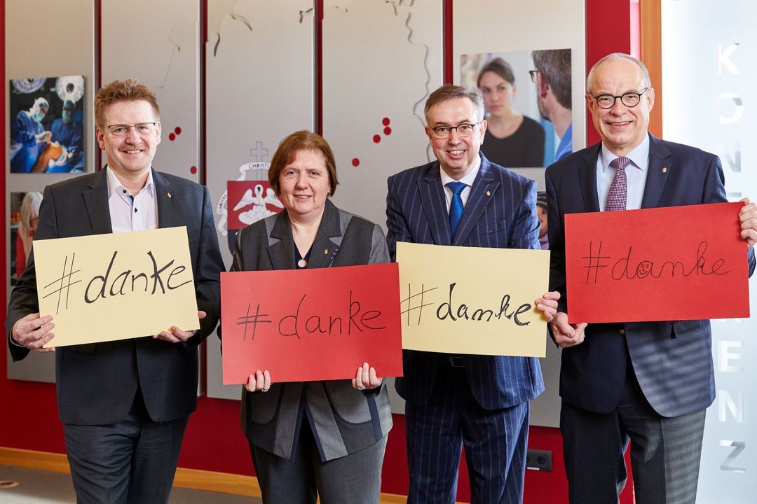 Die Hauptgeschäftsführung der Alexianer GmbH (v.l.: Andreas Barthold, Erika Tertilt, Karsten Honsel) mit dem Vorsitzenden des Kuratoriums der Stiftung der Alexianerbrüder Dr. Hartmut Beiker (rechts). 