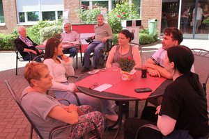Besucher des MS-Tages auf der Terrasse des Augustahospitals