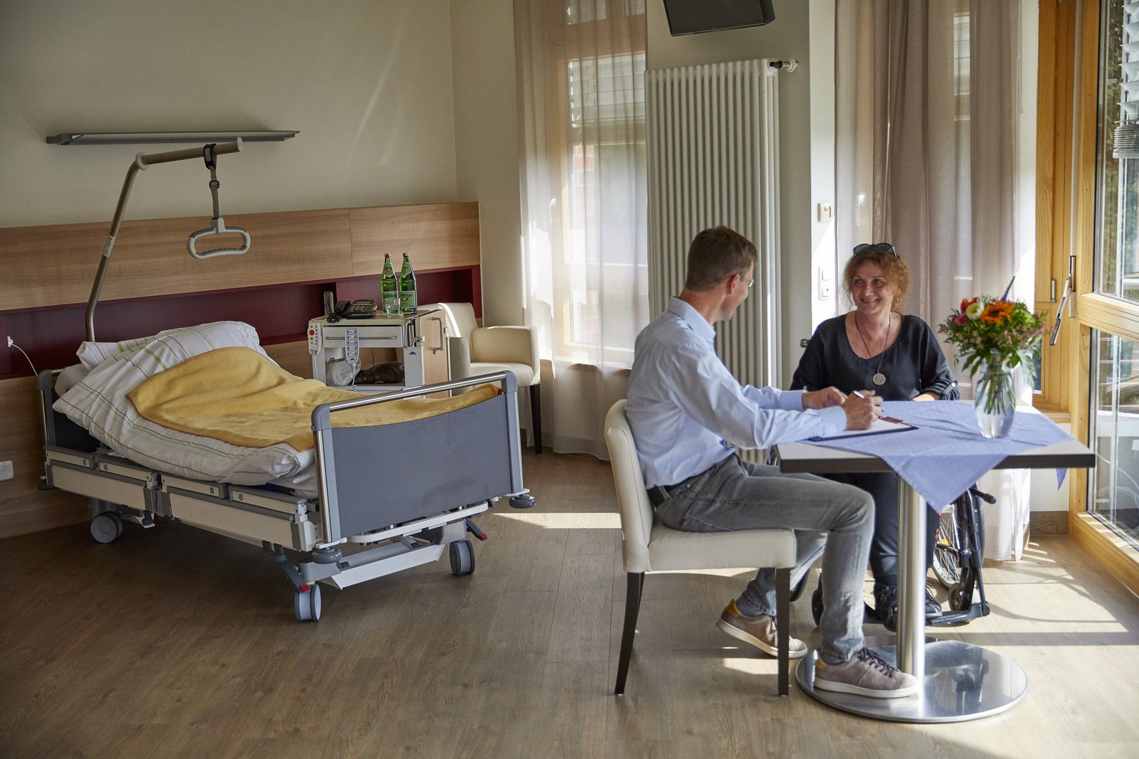 Internes Beschwerdemanagement Internes Beschwerdemanagement: Ein Mitarbeiter im Gespräch mit einer Patientin