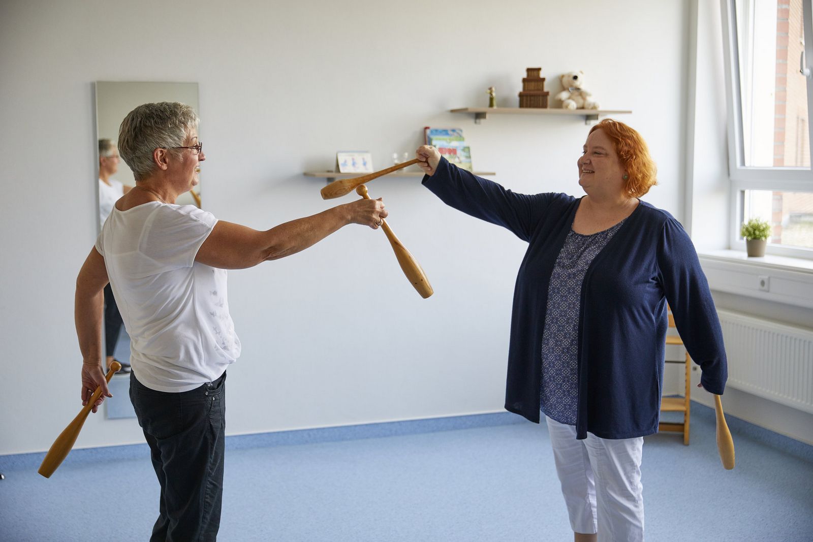 Patientin und Therapeutin machen Übungen mit Kegeln in der Logopädie