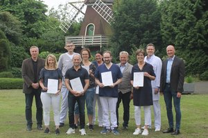 Betriebsleitung und Mitarbeiter feiern die erhaltenen Zertifikate