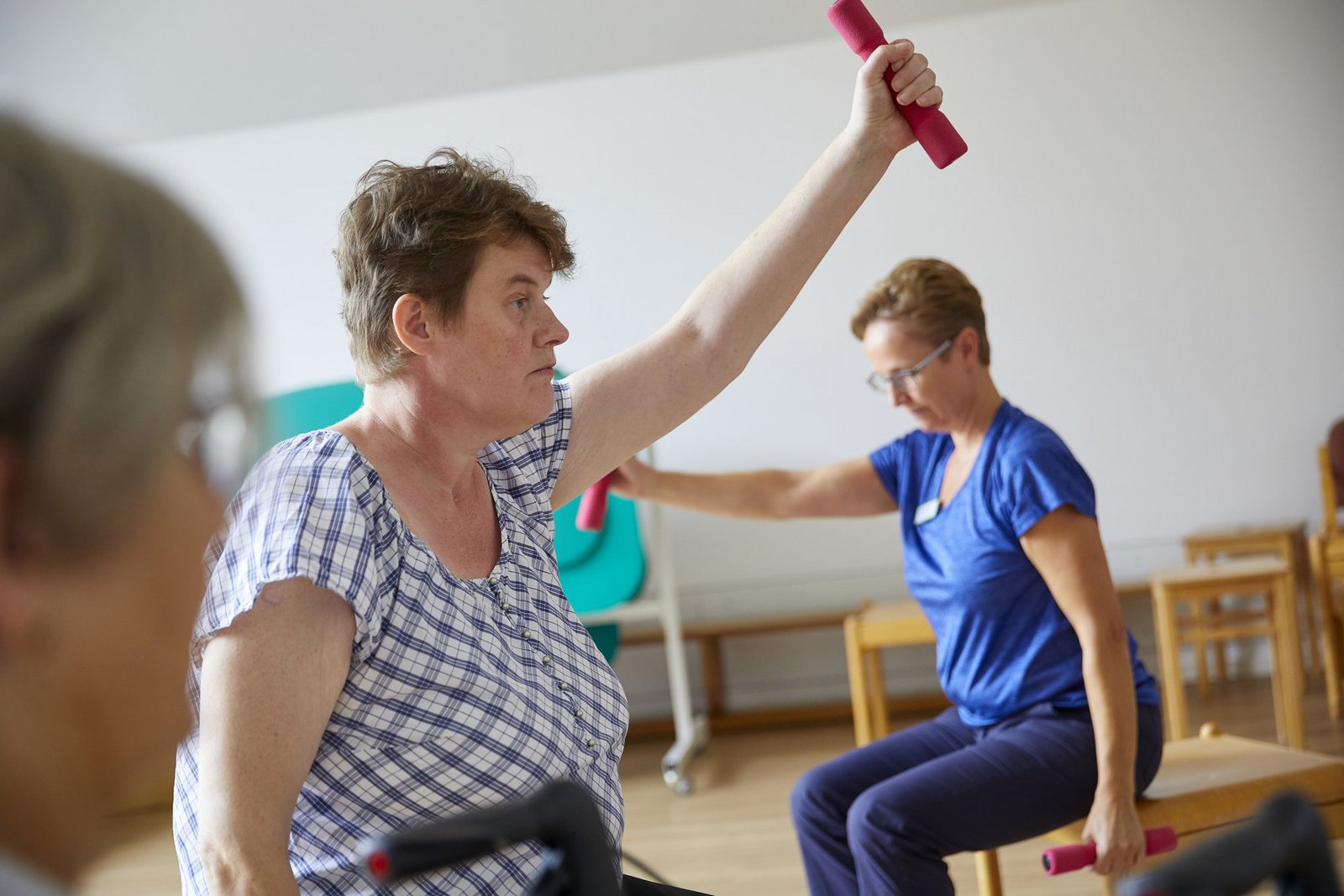 Physiotherapie mit Hocker und Gewichten