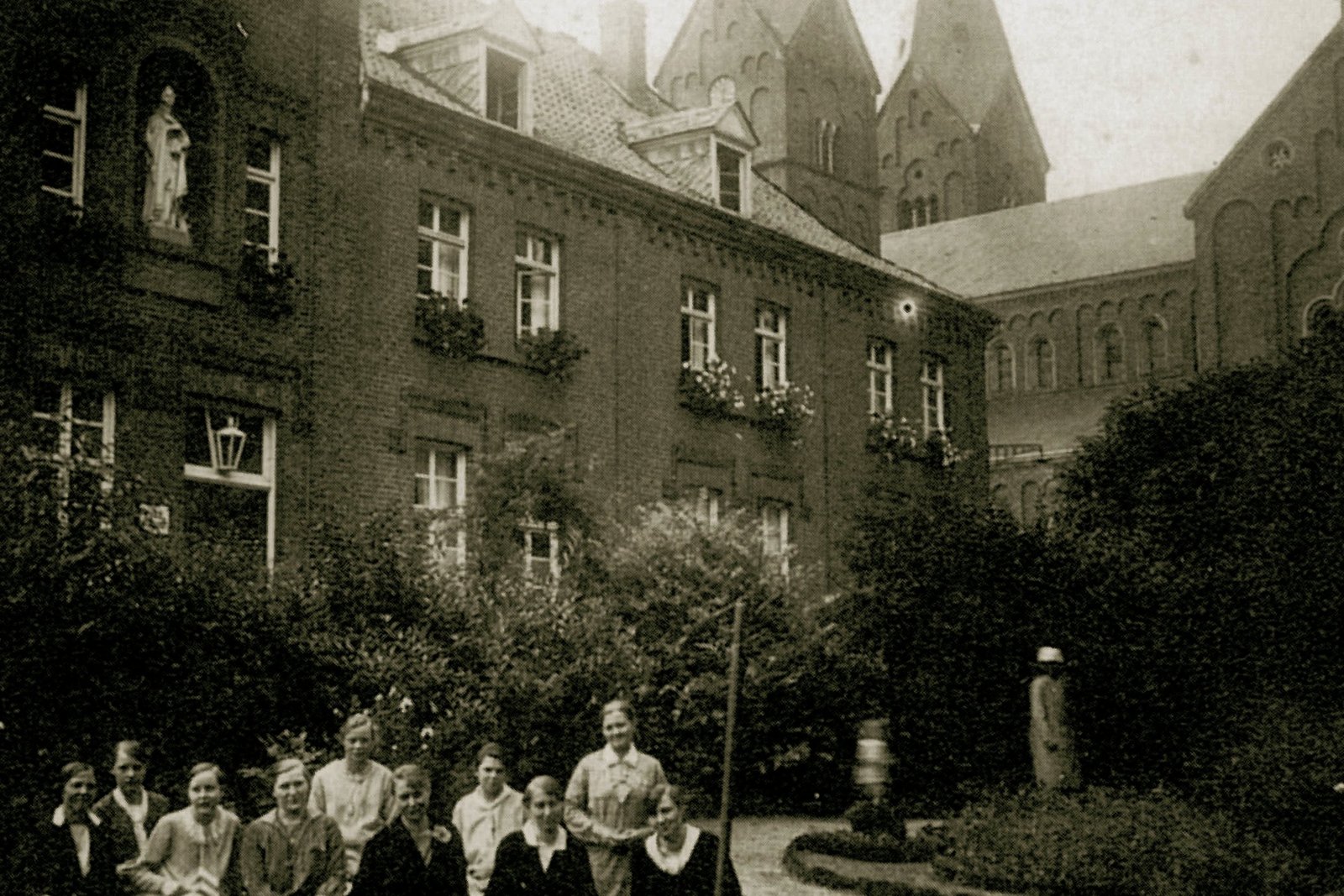 Das damalige Augustahospital auf dem "Roßmühlenplatz", dem heutigen Parkplatz zwischen der St. Pankratius-Kirche und dem Markt