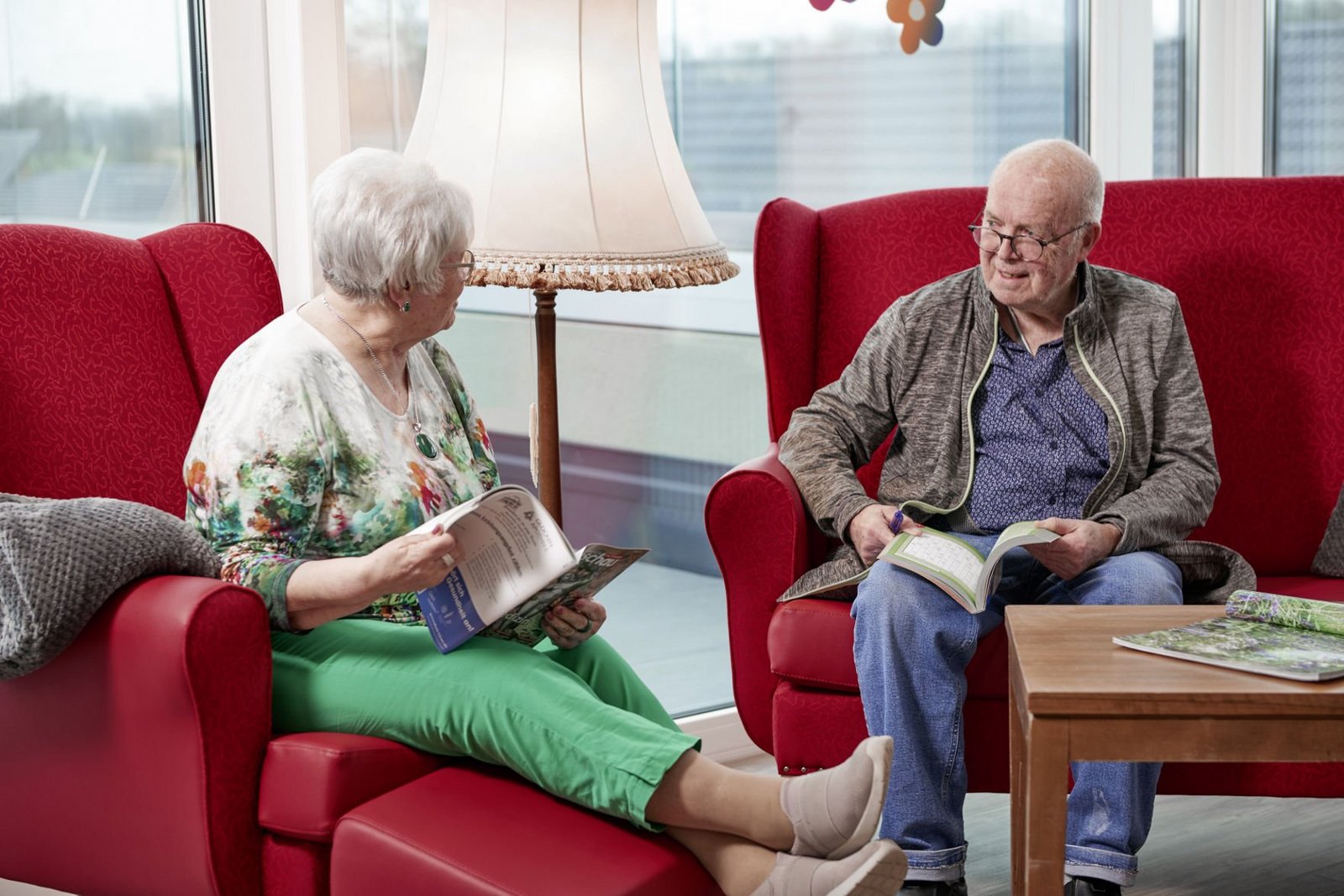 Paar auf rotem Sofa